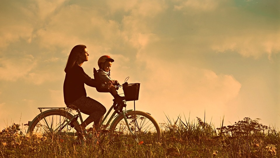 Samohrana majka na plećima, kao Titani, nosi svoju decu, svoj dom, posao i celi svet