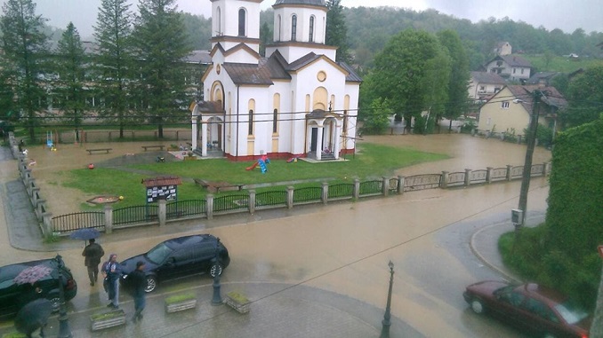 Podivljala reka za 20 minuta poplavila kuće: Bujice nemilosrdno lome naselja na Balkanu, preti ciklon iz Italije