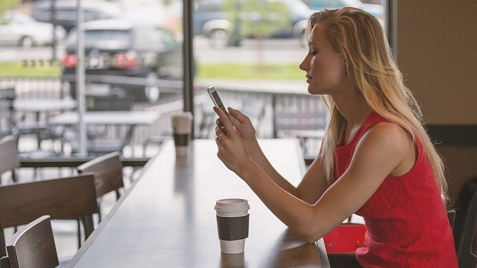 Od gledanja u mobilni i tablete ljudima je počeo da izrasta “rog”!
