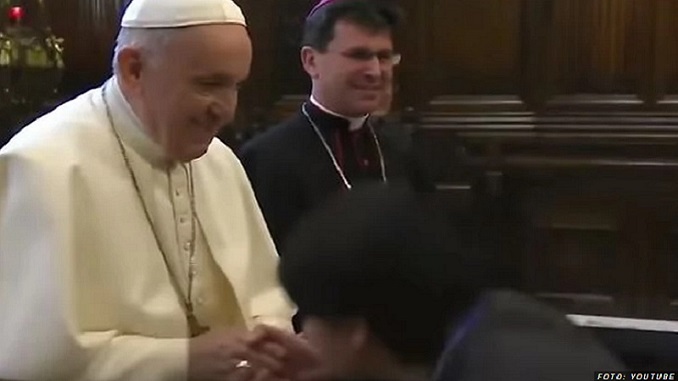 Papa: Ostavite mobilne telefone i razgovarajte