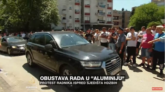 Razočarani radnici Čovića gađali flašicama i uzvikivali “lopove, lopove” (VIDEO)