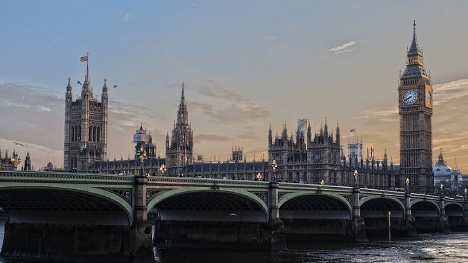 Britanska kraljica suspendovala Parlament, reakcije burne i najave protesta