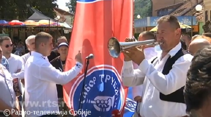 Uz zastavu, himnu i prangije počeo praznik trube u Guči