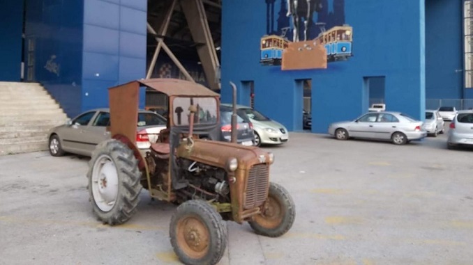 Odgovor na Zvezdin tenk: Dinamo postavio traktor ispred svog stadiona (FOTO)