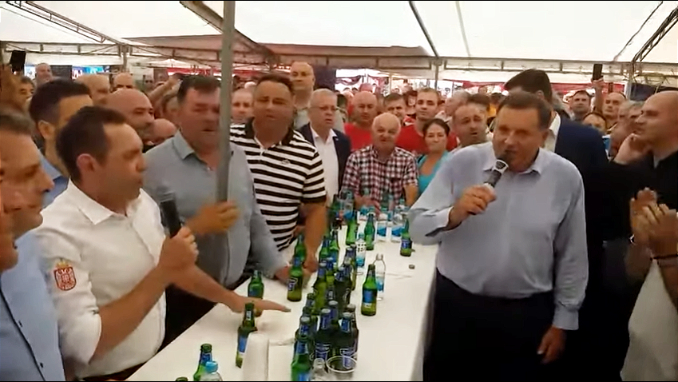 DODIK I VULIN NA BORBI BIKOVA Pevali zajedno hitove Baje Malog Knindže na 54. Kočićevom zboru