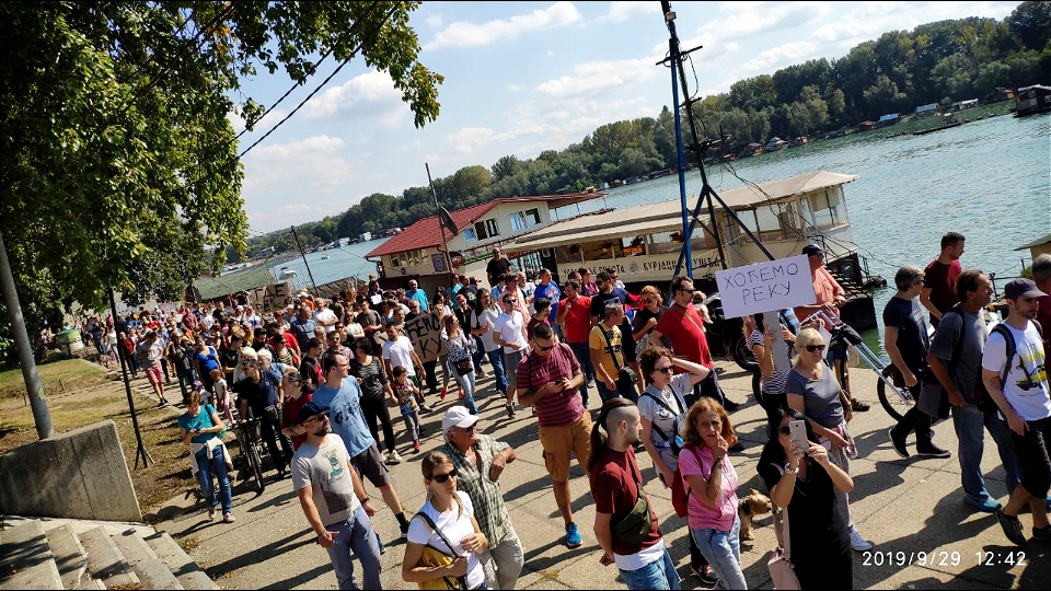 Protest na savskom keju: Reka se ne vidi od splavova, a savski kej je postao ruglo