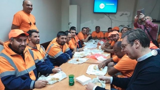 Vučić na bureku sa radnicima JKP “Gradska čistoća” (FOTO/VIDEO)