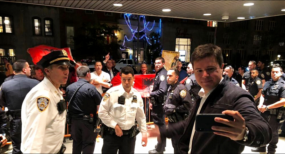 Policija u Njujorku čuvala Malagurskog od albanskih demonstranata (video)