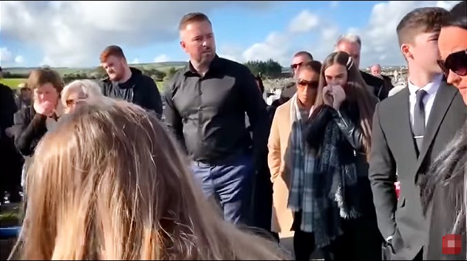 Pogrebnici su počeli da spuštaju sanduk, iz rake se začulo dozivanje i lupanje o kovčeg (VIDEO)