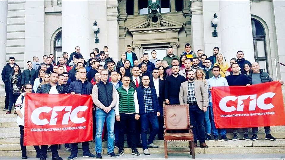 Čačani 5. oktobra ukrali skupštinsku fotelju, omladina SPS je danas vratila