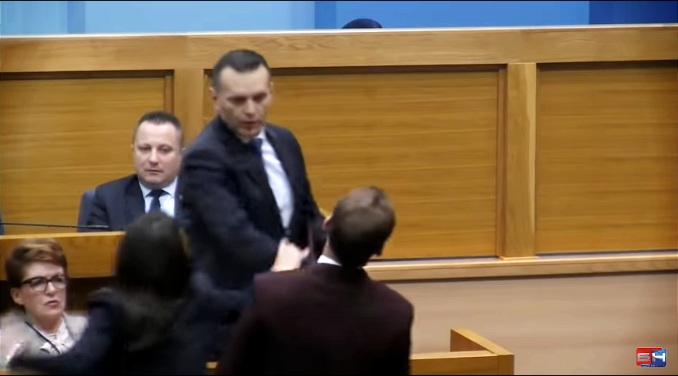 Ministar policije Lukač udario poslanika Stanivukovića i nazvao ga majmunom