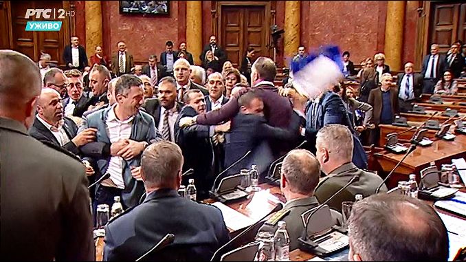Tuča Obradovića i Martinovića i opšti metež u Skupštini Srbije (VIDEO)