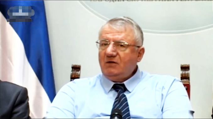 Šešelj: Brnabićeva da ga smeni Stefanovića! Nema ni visokoškolsko obrazovanje, a kamoli doktorat!