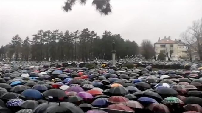 Skup vernika SPC u Nikšiću, s graničnog prelaza vraćeni autobusi iz RS (VIDEO)