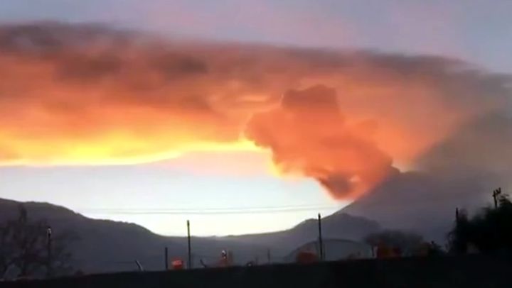 Proradio vulkan Popokatepetl: Užareno kamenje letelo i do 1,6 kilometara (VIDEO)