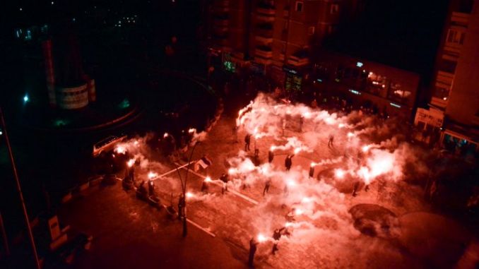 Bakljada u Kosovskoj Mitrovici povodom Vučićevog rođendana (VIDEO)