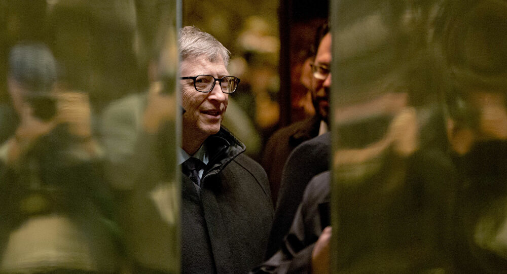 Tramp udara na Gejtsa! Dosta je bilo da se iza senke igra Boga i ubija milione ljudi!