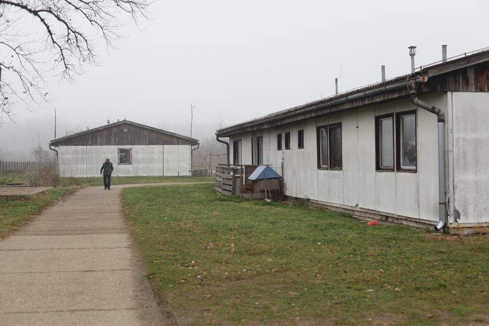 DIVLJANJE MIGRANATA U KRNJAČI: Napadnuti i vojnici i obezbeđenje