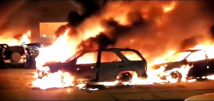 Demonstranti zapalili skoro 100 automobila (VIDEO)