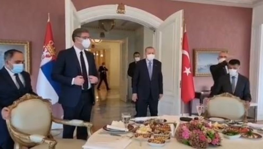 Doručak i razgovor u četiri oka sa pogledom na Bosfor