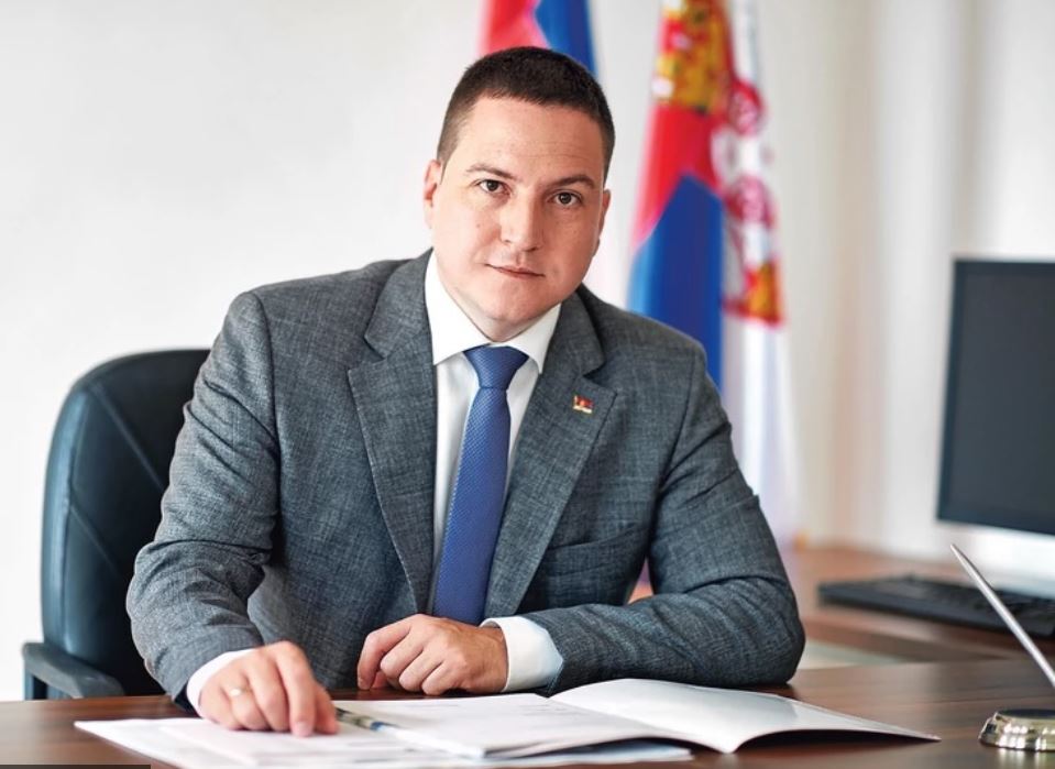 OGLASILO SE MINISTARSTVO PROSVETE Svi su dobili mejl, MUP i BIA na terenu: Niko neće biti vraćen u učionice dok ne bude sasvim bezbedno!